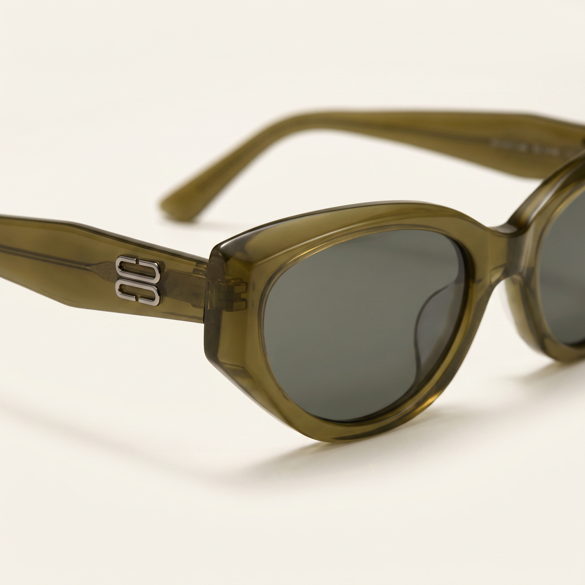 Featuring a classic cat-eye silhouette in green gunmetal tones, finished...