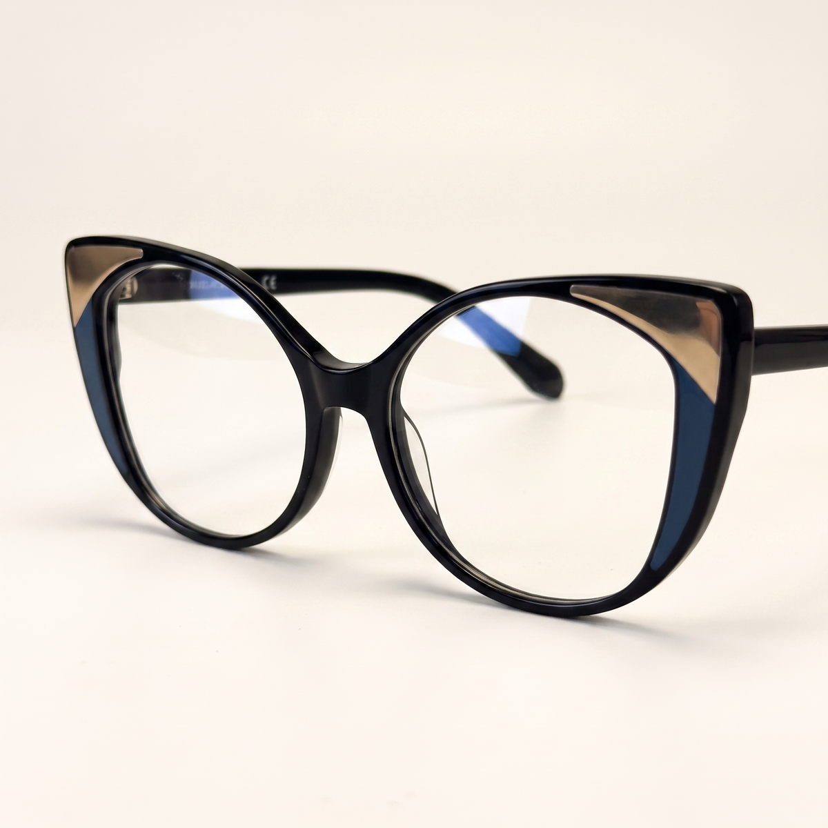 Featuring a classic cat-eye silhouette in dark gradient acetate, finished...