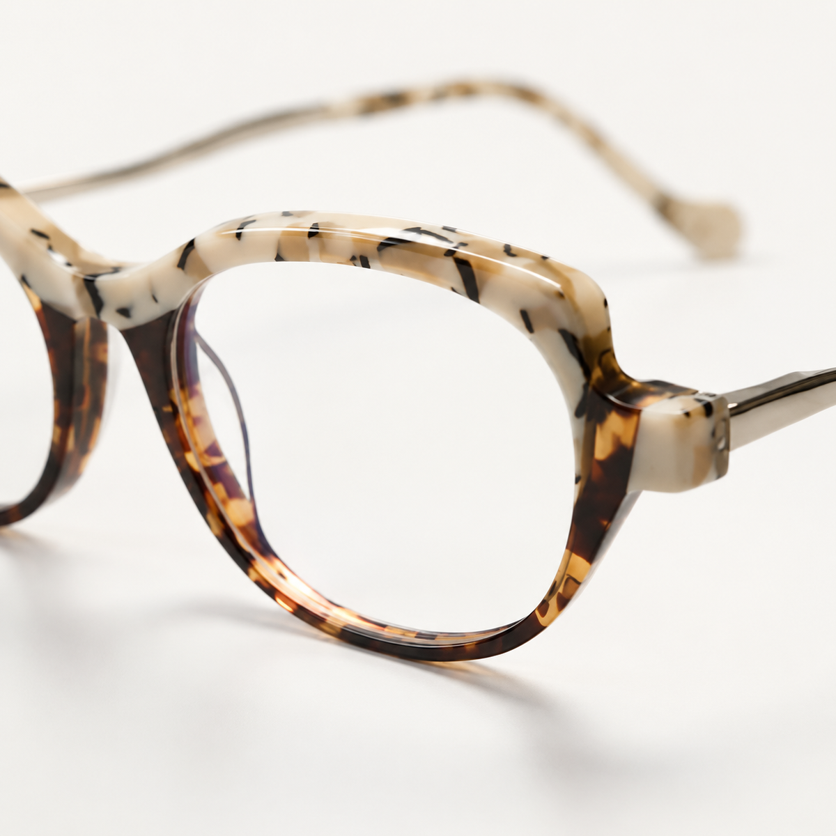 Featuring a classic geometric silhouette in light tortoiseshell acetate, finished...